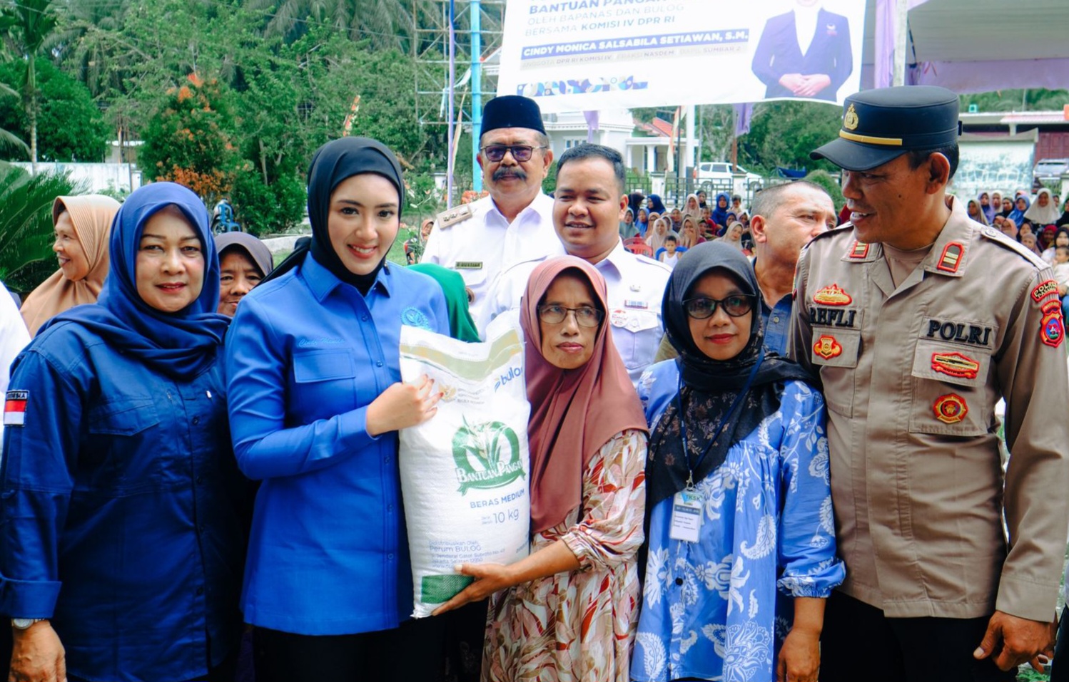 Cindy Monica Salurkan Bantuan  3.200 Ton Beras untuk Masyarakat Sumbar