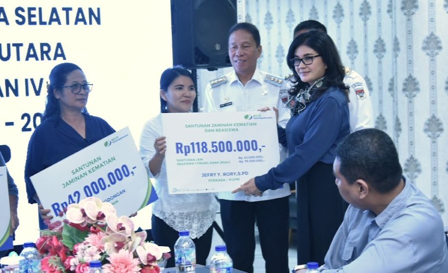 Felly Runtuwene Serahkan Progran Bantuan Sosial bagi Perkerja Keagamaan