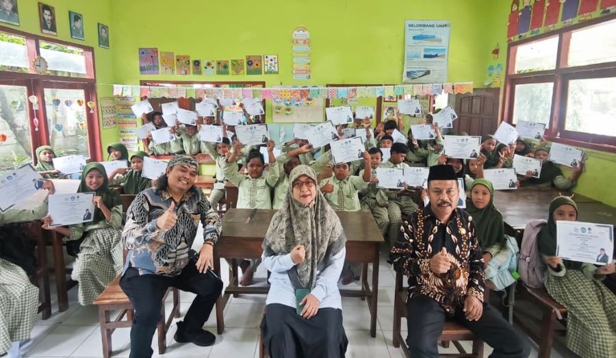 Nurhadi Salurkan 2.000 Beasiswa PIP kepada Pelajar Blitar