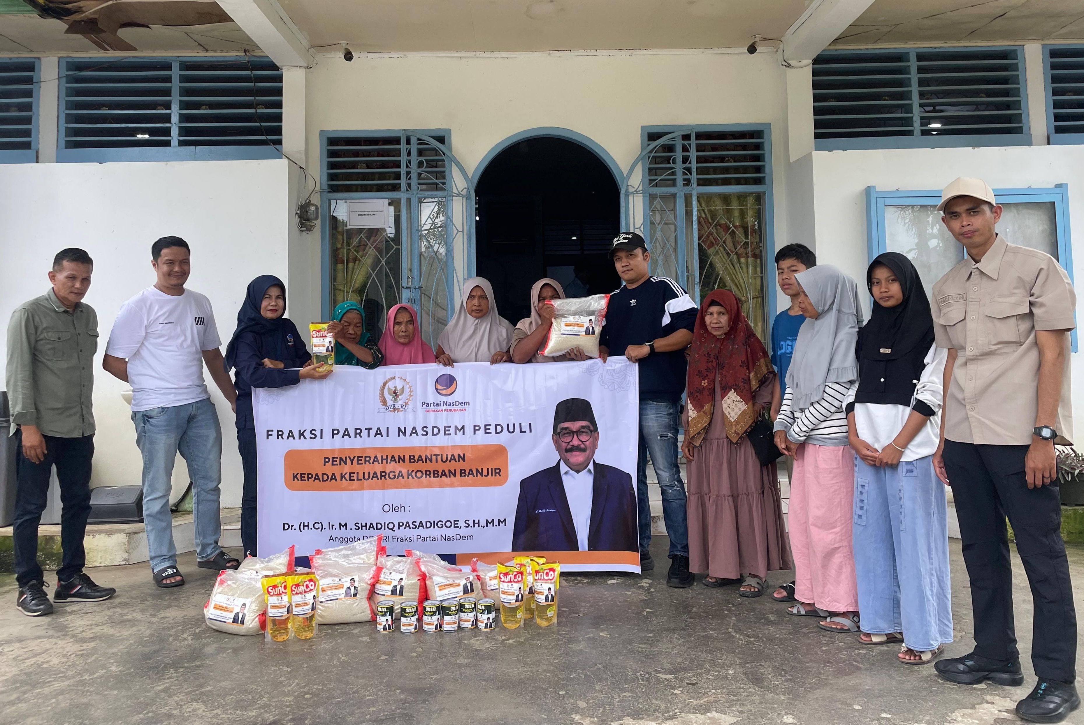 Shadiq Pasadigoe Salurkan Bantuan untuk Masyarakat Terdampak Bencana di Tanah Datar