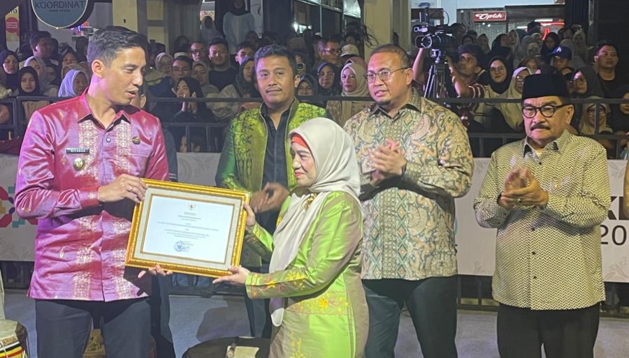 Shadiq Pasadigoe: Jadikan Songket Kebanggaan Minang Mendunia