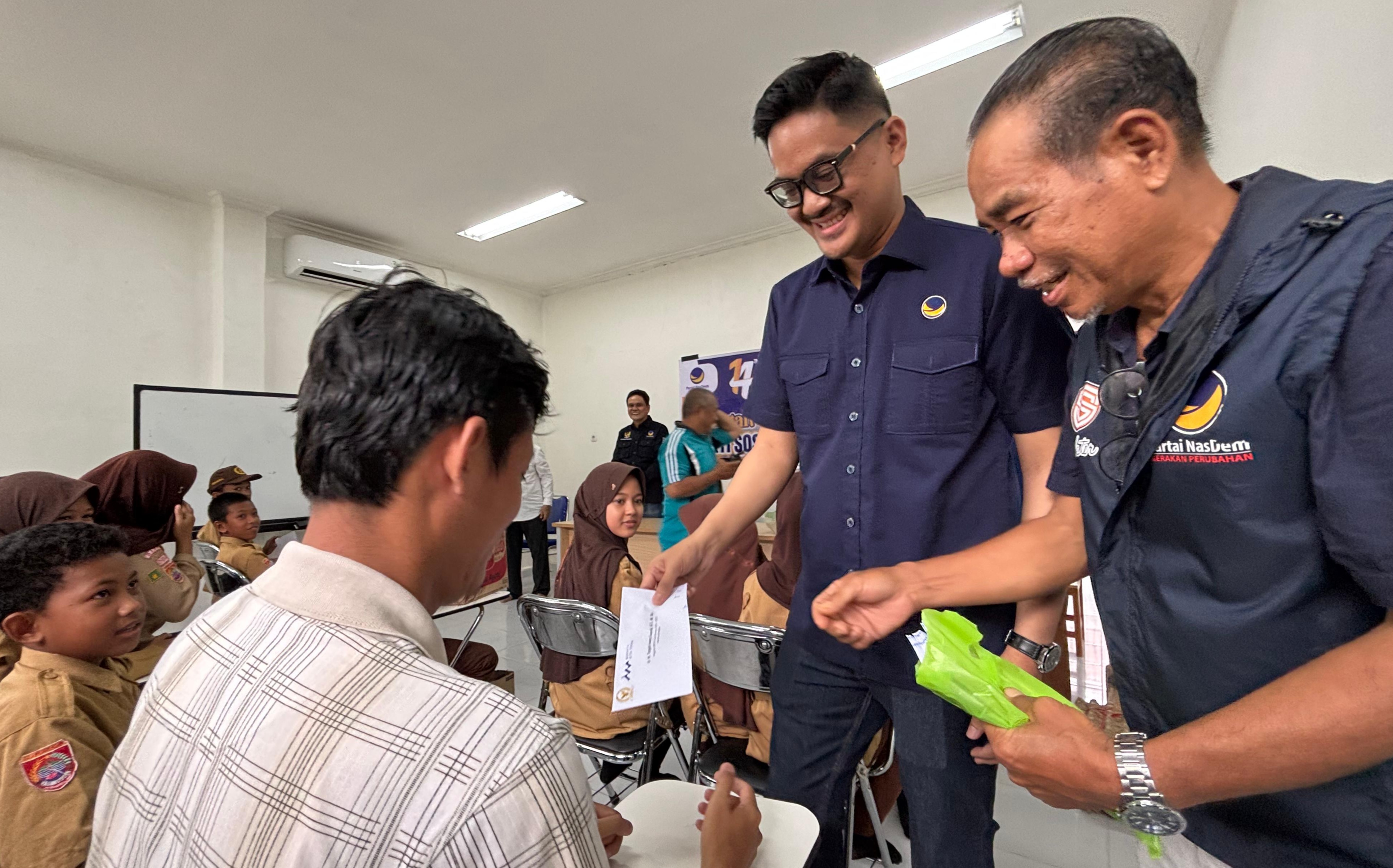 Sambut HUT NasDem, Teguh Iswara Bagikan Paket Sembako