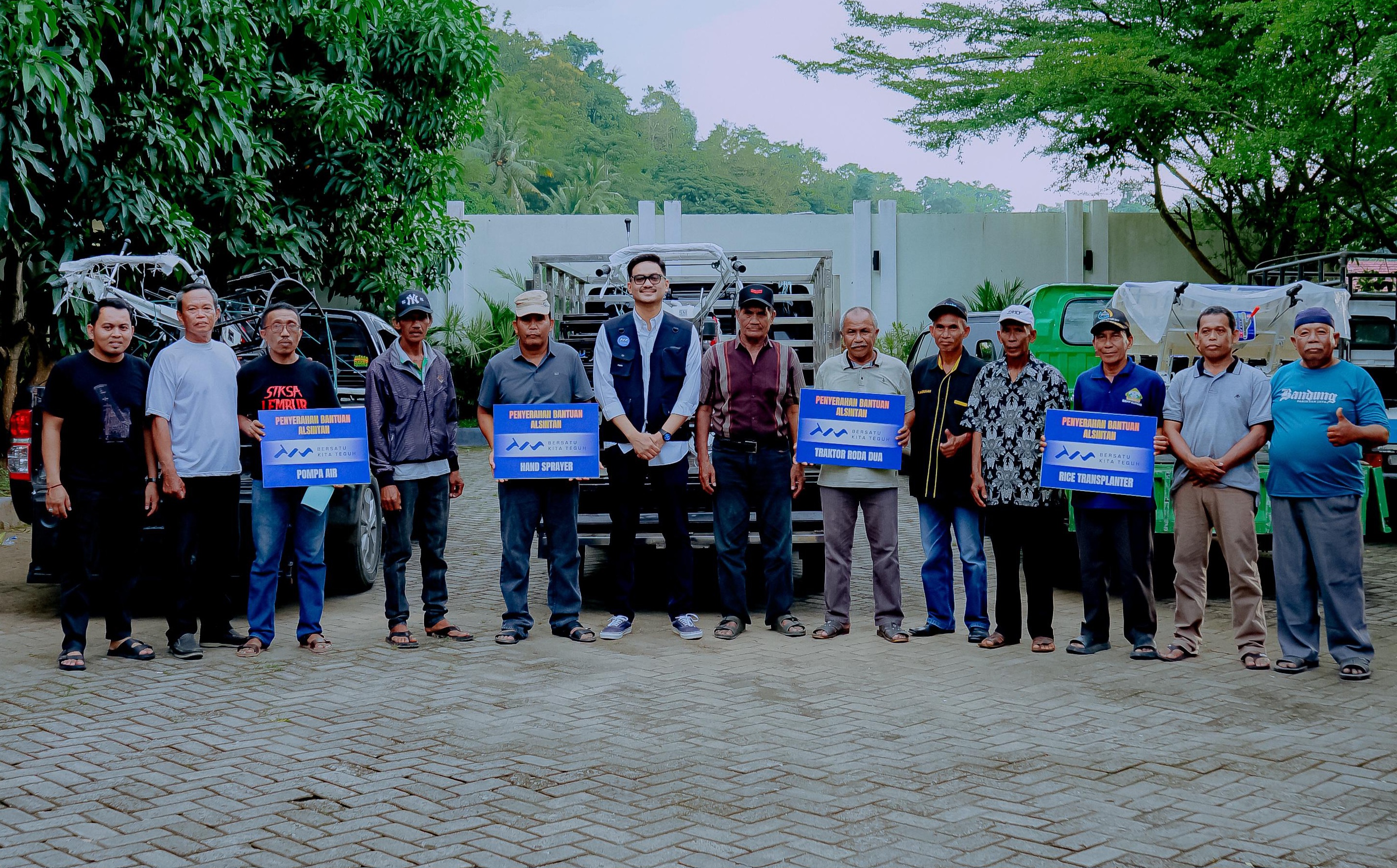 Teguh Iswara Salurkan Puluhan Alsintan untuk Petani Barru