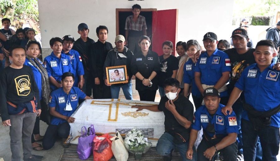 Eva Stevany Berduka, Antar Defriany ke Pemakaman