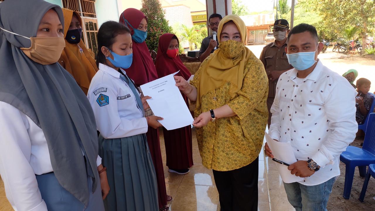 Tina Nur Alam Serahkan 1581 Beasiswa PIP di Konsel