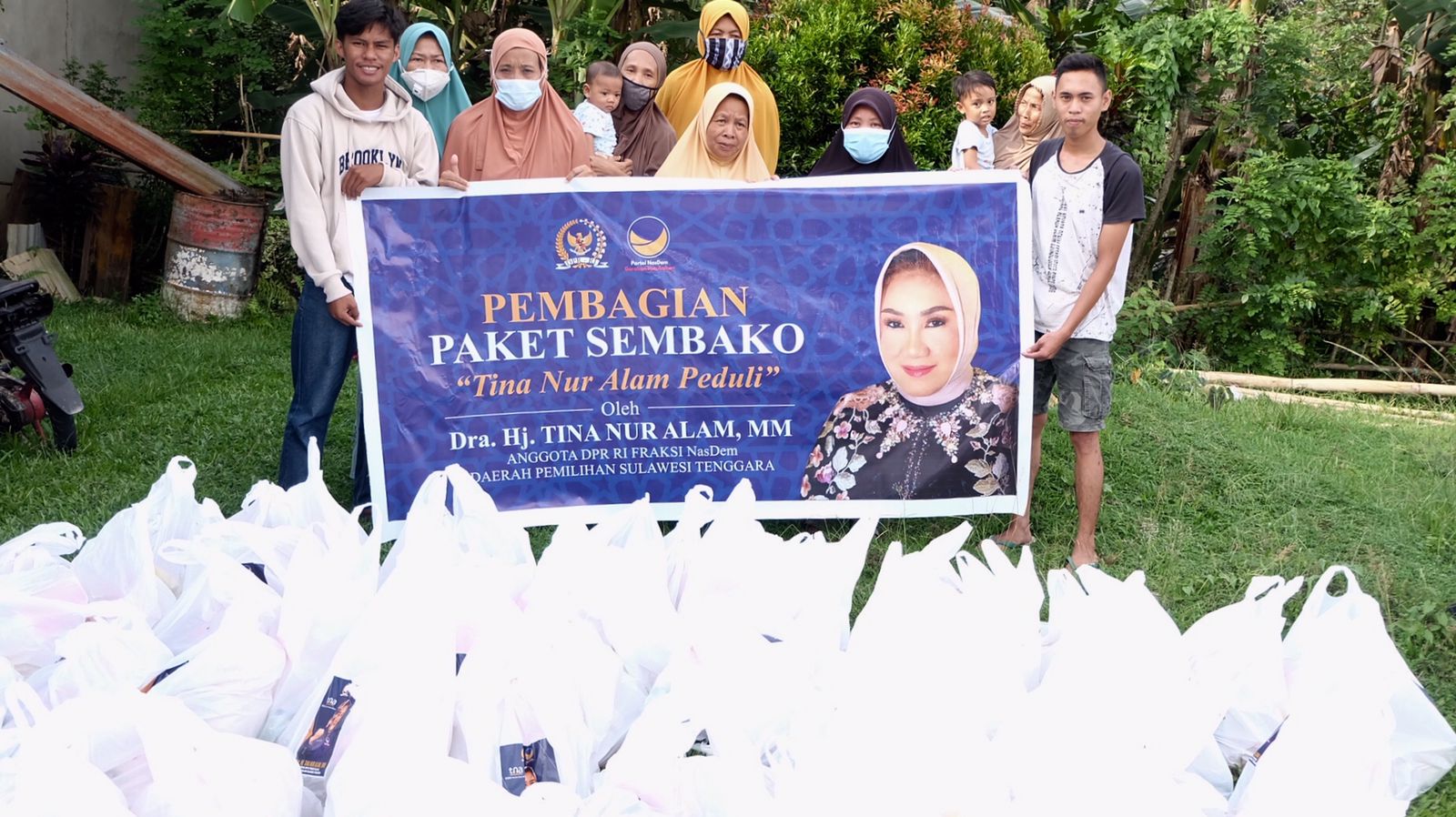 Tina Nur Alam Bagikan Paket Sembako di Konawe Selatan