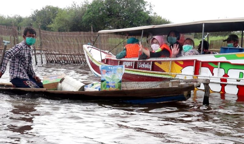Sri Kustina Menumpang Perahu Ketek Temui Konstituen