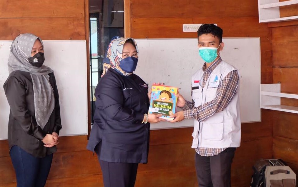 Tina Bagikan Buku ke Wilayah Terpencil di Sultra