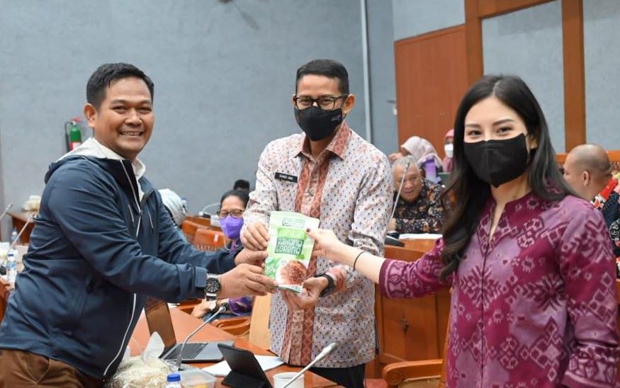 Aam Promosikan Camilan Bawang Goreng kepada Menparekraf