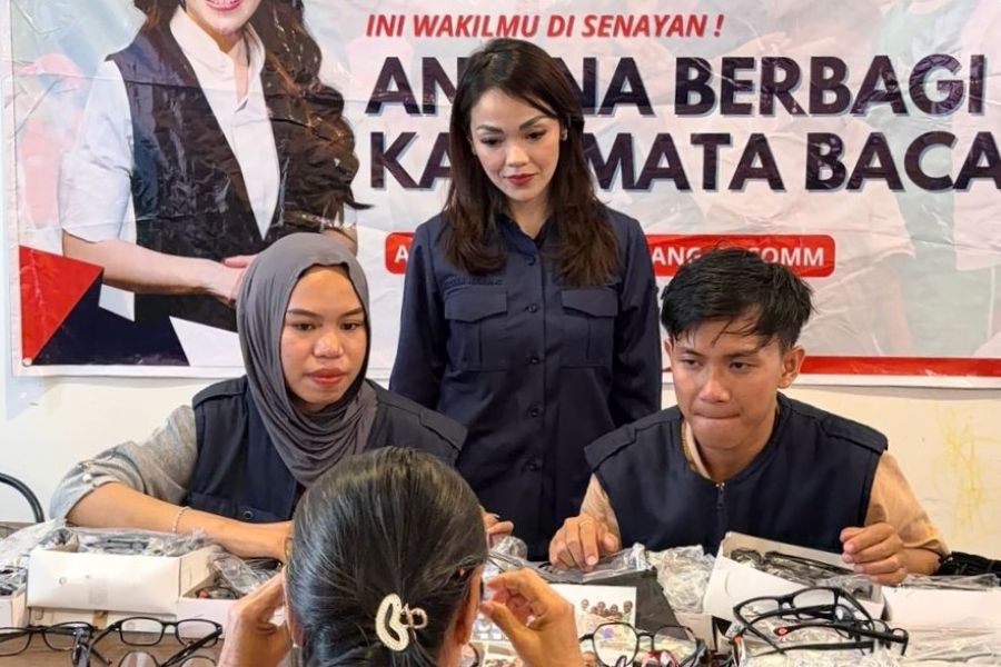 Andina Narang Bagikan Kacamata Baca untuk Warga Palangka Raya