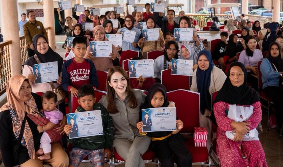 Andina Narang Salurkan Beasiswa PIP di Kalteng