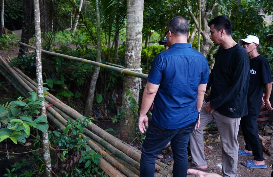 Arif Rahman bersama Warga Pandeglang Gotong Royong Bangun Jembatan Rusak