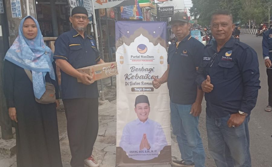 Ujang Bey Berbagi Takjil Gratis di Majalengka