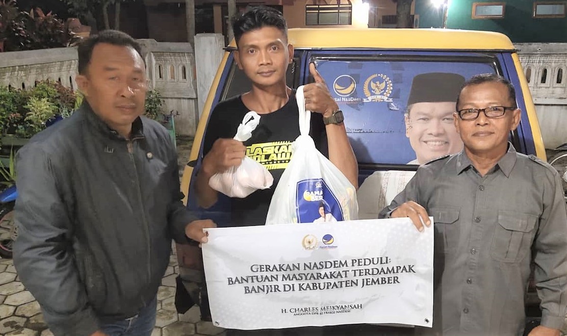 Charles Salurkan 300 Paket Logistik untuk Korban Banjir di Jember