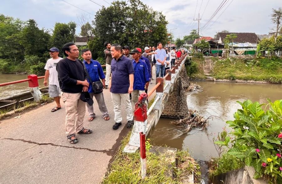 Charles Meikyansah Salurkan Bantuan Tunai untuk Korban Banjir Jember