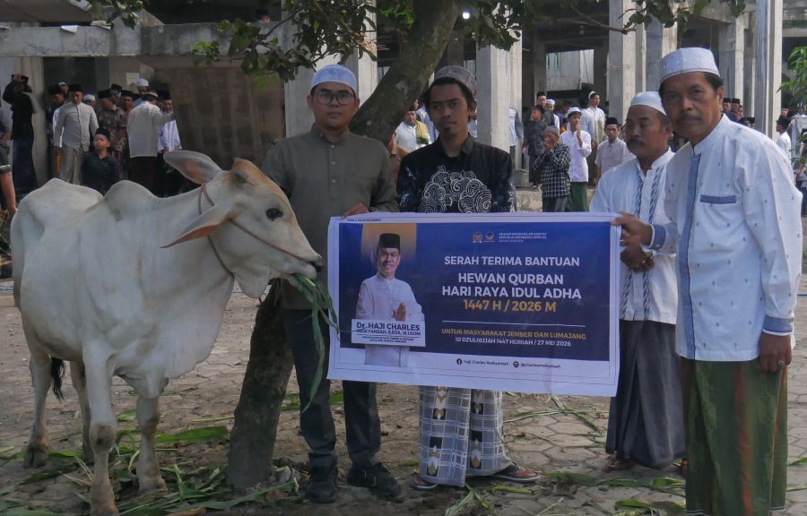 Charles Meikyansah Salurkan Hewan Kurban untuk Warga Jember dan Lumajang