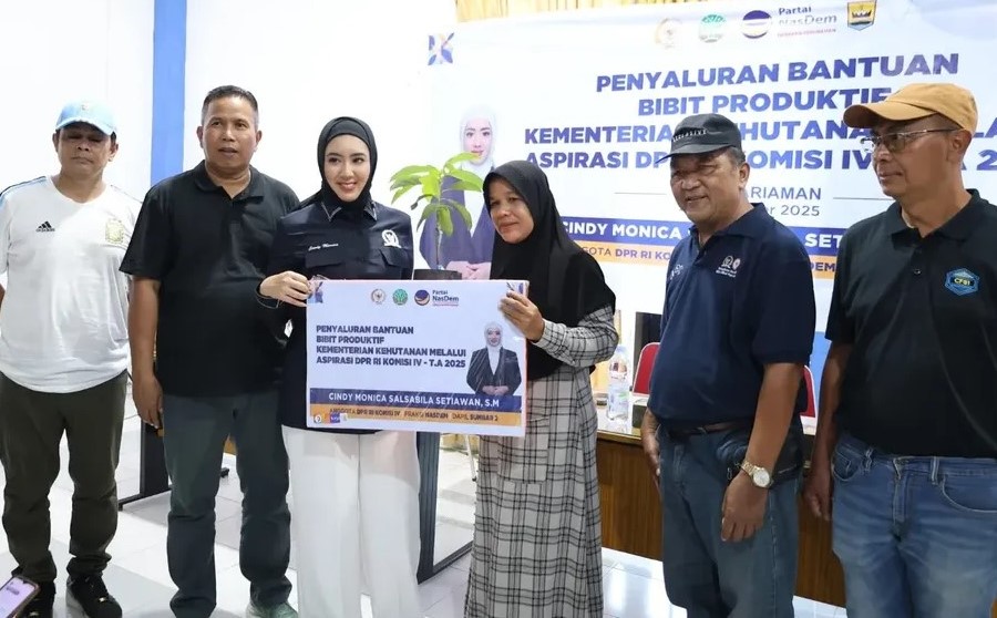 Cindy Bagikan Ribuan Bibit Tanaman Unggul untuk Masyarakat Pariaman