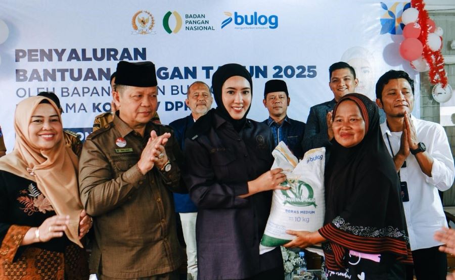 Cindy Monica Salurkan Bantuan Beras kepada Masyarakat Payakumbuh