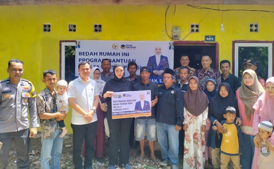 Cindy Monica Serahkan Bantuan Bedah Rumah di Padang Pariaman