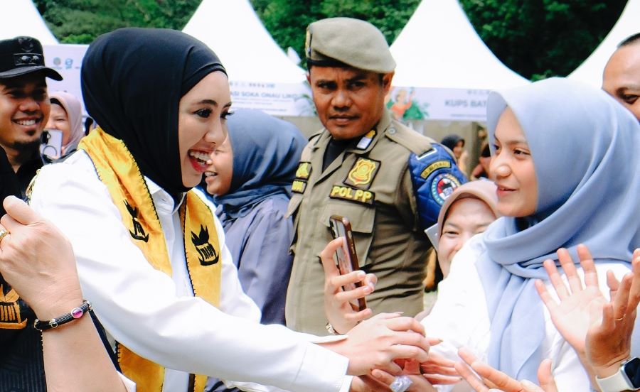 Cindy Dukung Penuh Pendidikan Enam Anak Nelayan Padang Pariaman