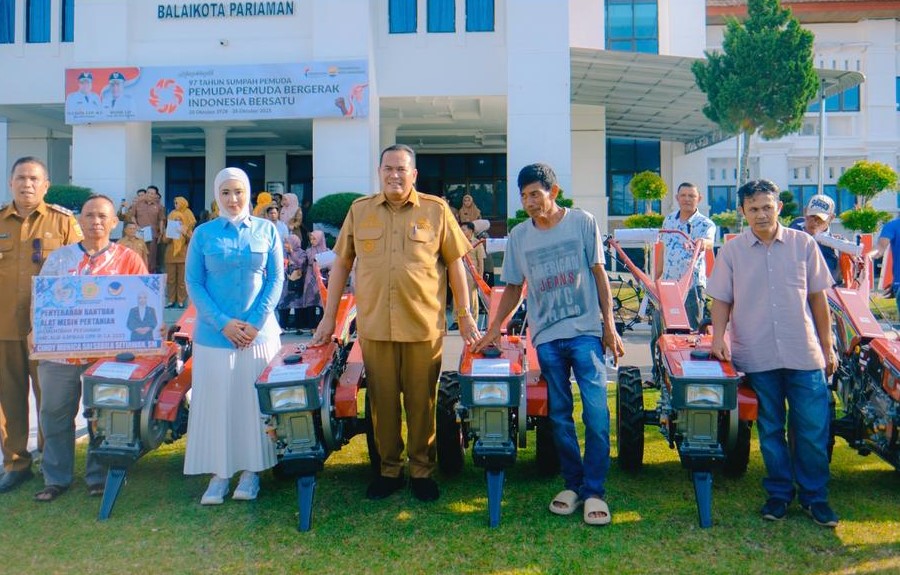Cindy Monica Salurkan Alsintan untuk Kelompok Tani Pariaman