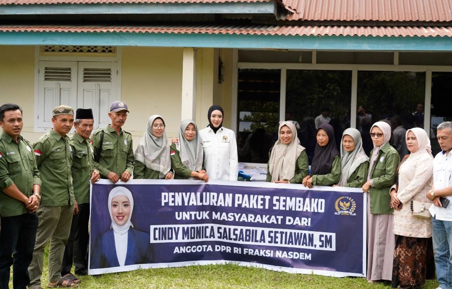 Cindy Monika Salurkan Bantuan Sembako untuk Korban Erupsi Gunung Marapi