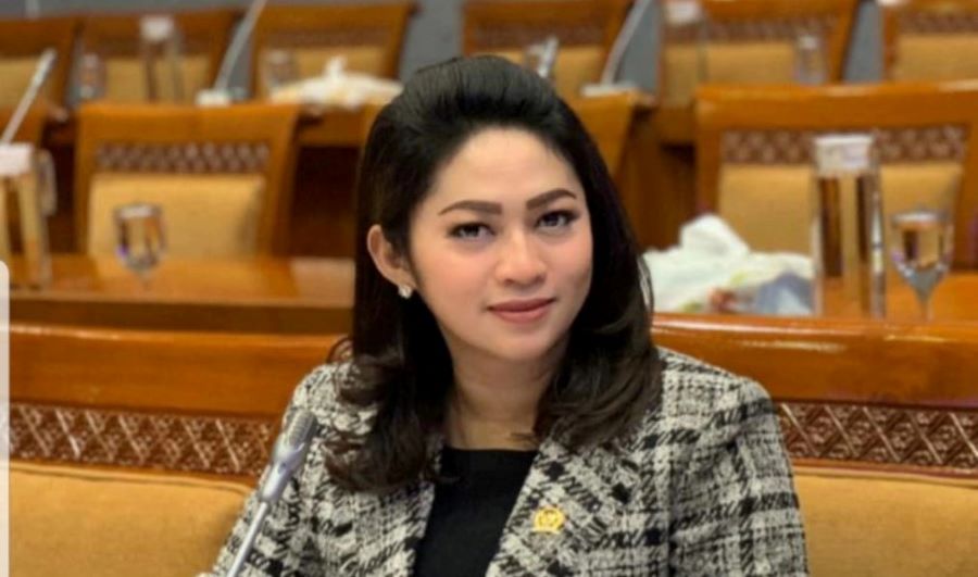 Eva Stevany Salurkan Beasiswa untuk Mahasiswa di Sulsel