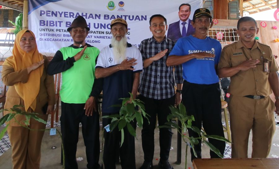 Ujang Bey Serahkan Bantuan Bibit Alpukat Sekaligus Serap Aspirasi Petani