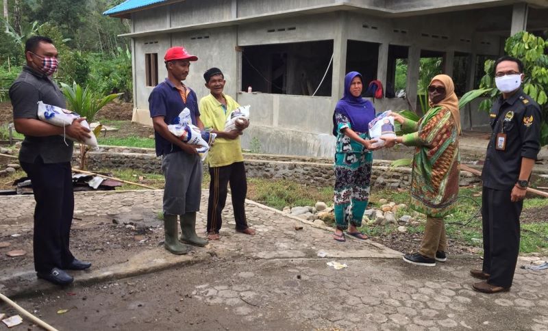 Delmeria Salurkan Bantuan untuk Ponpes di Lumut