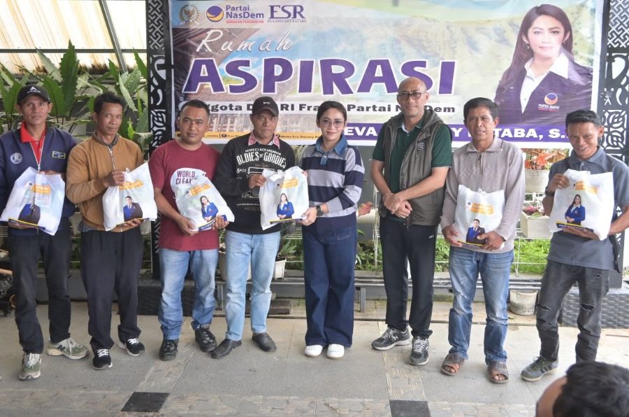 Eva Rataba Bagikan Sembako untuk Petugas Kebersihan di Toraja Utara