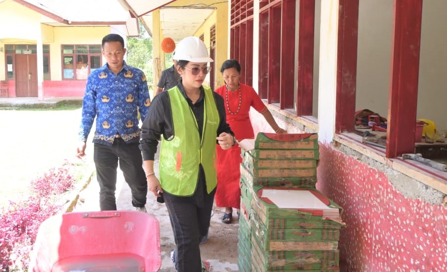 Eva Rataba Tinjau Revitalisasi Sekolah di Toraja Utara