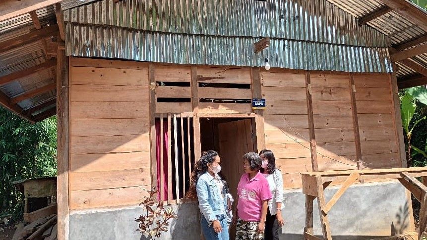 Eva Rataba Salurkan 196 Paket Bantuan Bedah Rumah