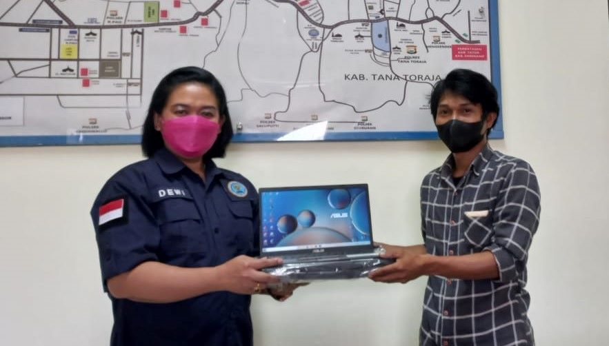 Eva Rataba Serahkan Laptop untuk Tunjang Kinerja BNNK Tana Toraja