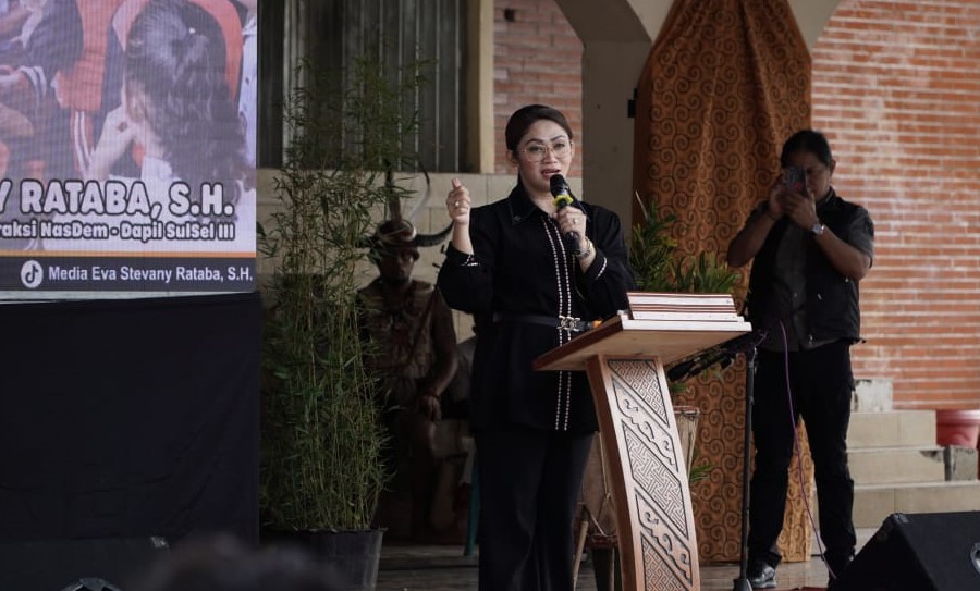 Eva Rataba Serahkan Ribuan Beasiswa PIP untuk Pelajar Toraja Utara