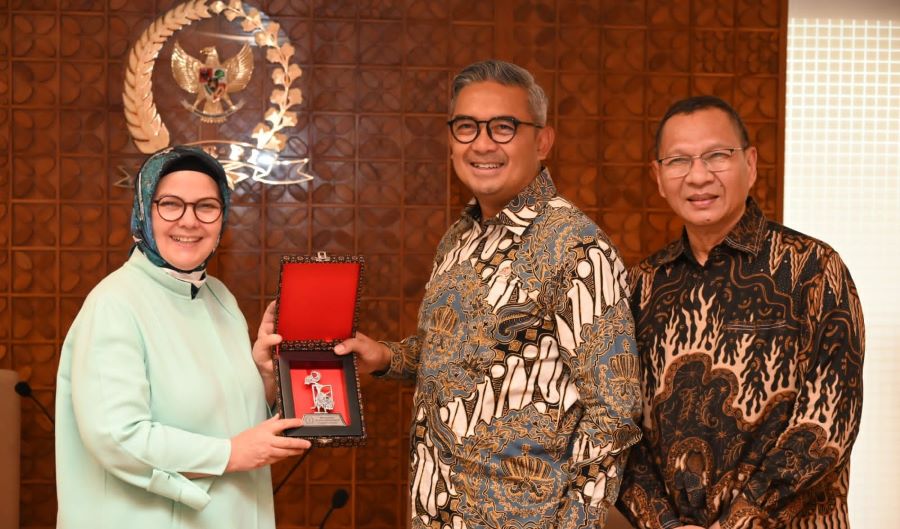 WNA dan WNI Berhak Divaksin Covid-19