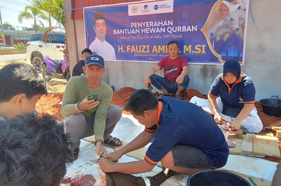 Perkuat Solidaritas Sosial, Fauzi Amro Salurkan 43 Sapi Kurban di  Sumsel