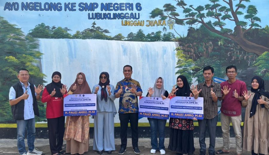 Fauzi Amro Salurkan Beasiswa PIP untuk Siswa Lubuk Linggau