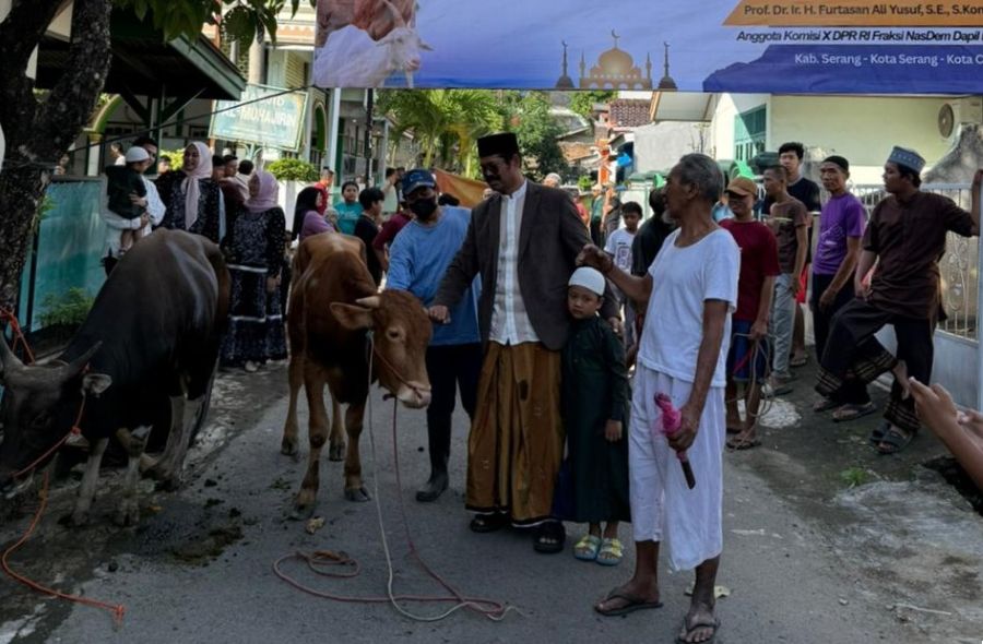 Furtasan Bagikan Hewan Kurban di Sejumlah Lokasi di Serang