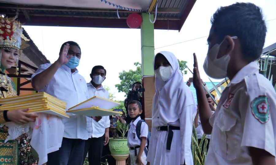 Gobel Serahkan PIP kepada 1100 Pelajar Gorut