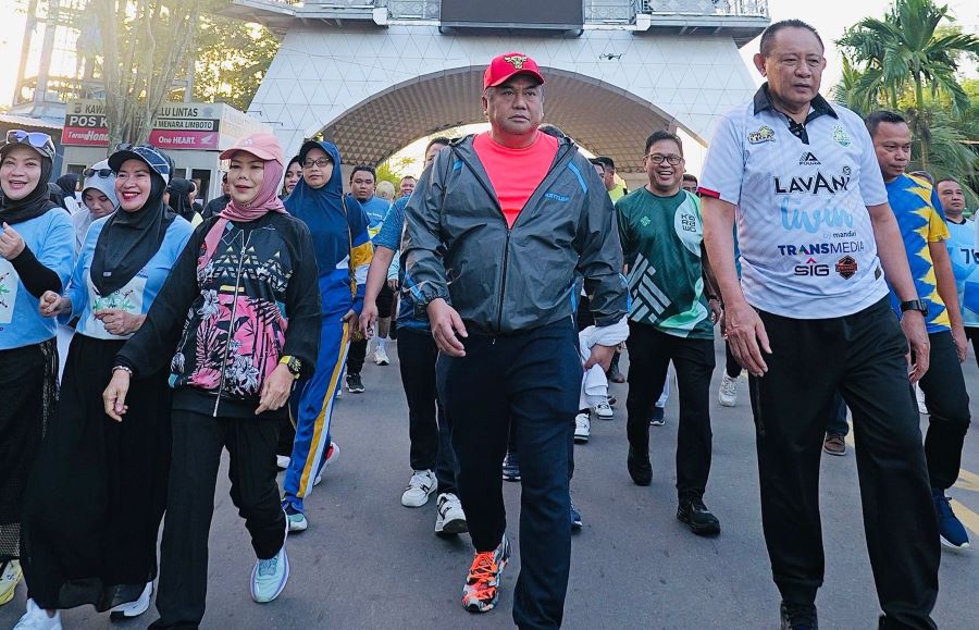 Gobel Jalan Santai bareng Warga di Car Free Day Limboto