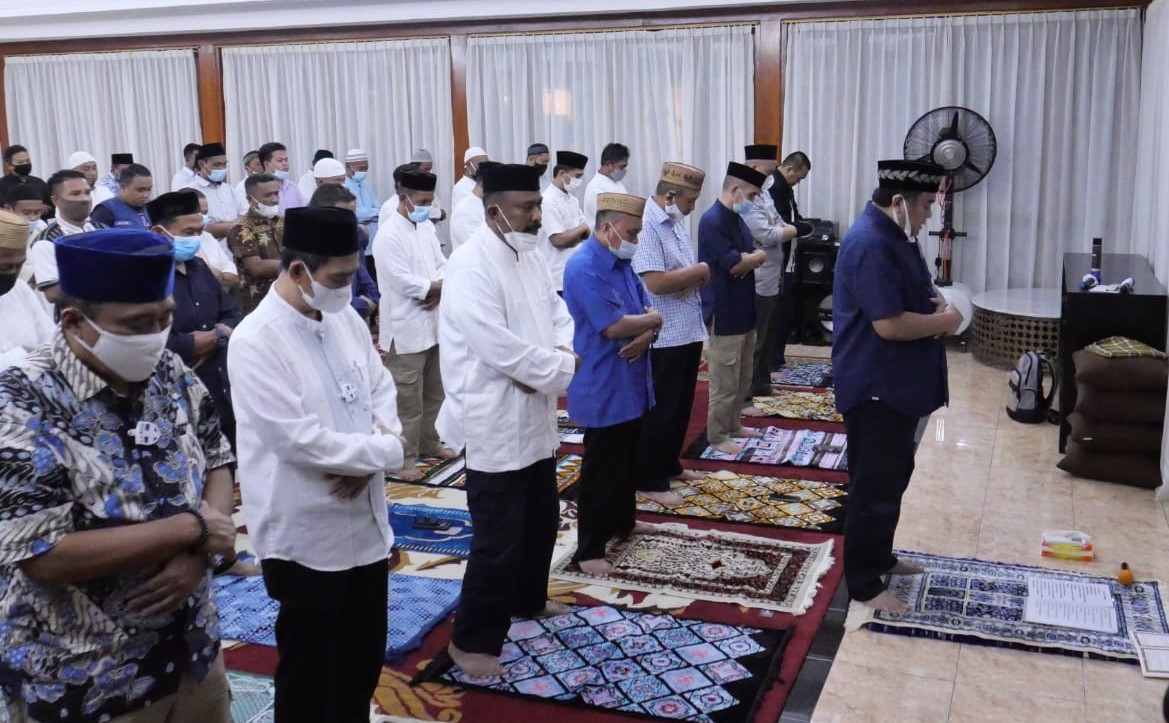 Gobel Ajak Para Tamu  Tarawih Berjamaah