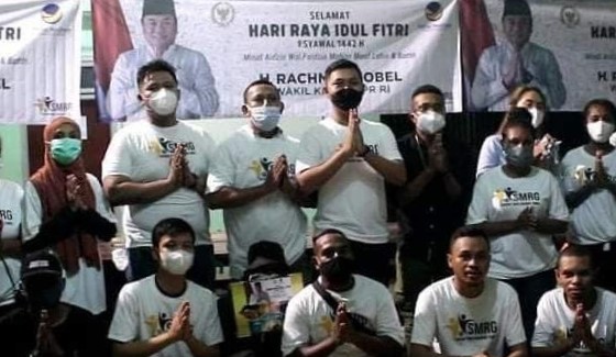 Gobel Bagi Paket Lebaran buat Mahasiswa Papua yang tidak Mudik