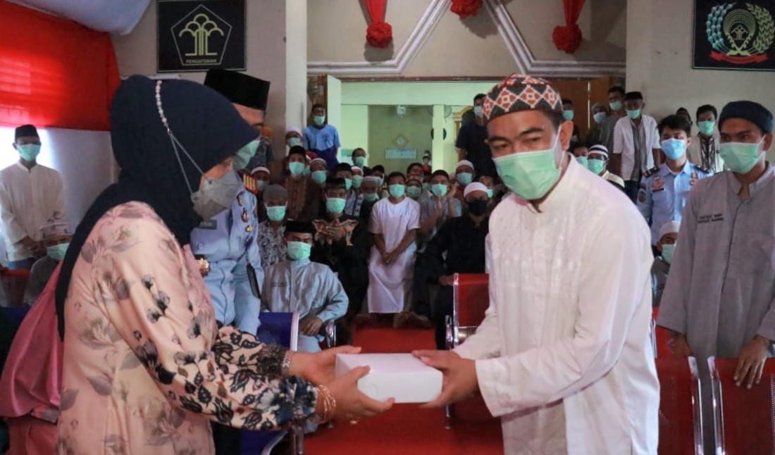Hasnah Syam Berbagi dengan Penghuni Lapas Barru