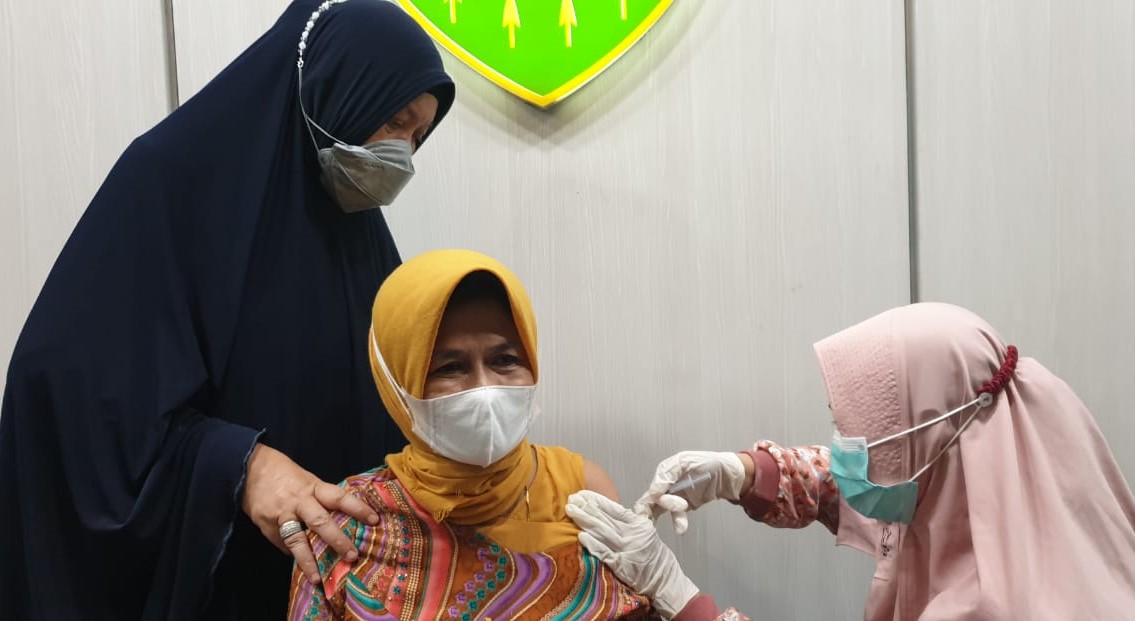 Hasnah Beri Contoh Konkret Vaksin Covid-19 Aman dan Halal