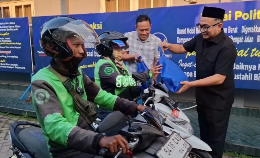 Jiddan Bagikan Bingkisan Lebaran untuk Ojol di Gresik