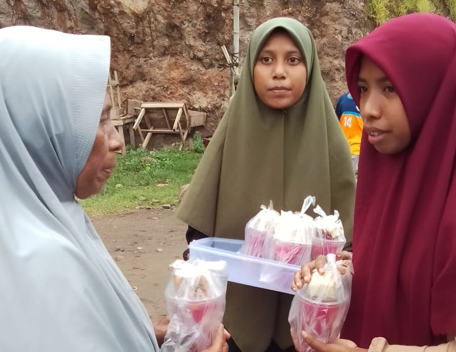 Julie Laiskodat Rutin Bagikan Takjil untuk Pedagang Pasar di Kedang Lembata