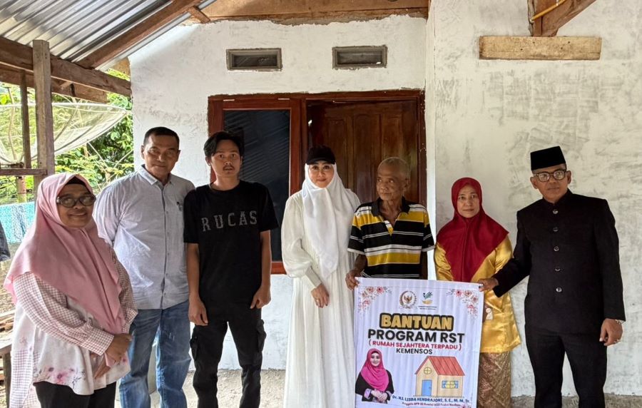 Lisda Salurkan Bantuan Rumah Sejahtera Terpadu di Pesisir Selatan