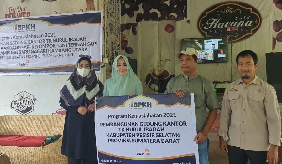 Lisda Serahkan Bantuan Gedung TK dan Kandang Sapi
