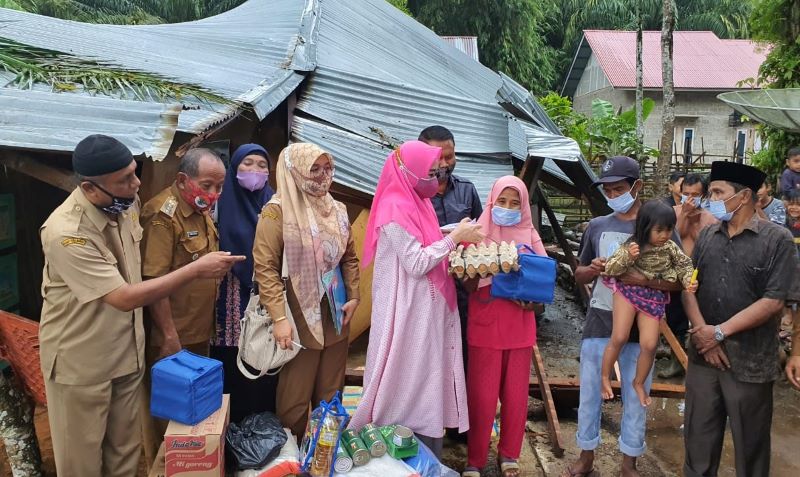 Lisda Kunjungi Korban Rumah Tertimpa Pohon