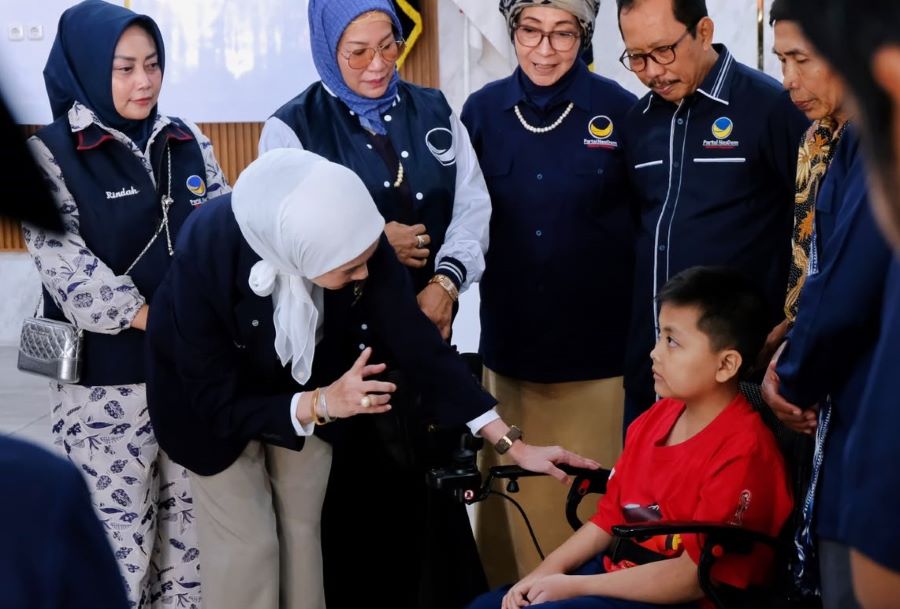 Lita Machfud Berikan Kursi Roda Elektrik untuk Siswa SD Korban Kecelakaan